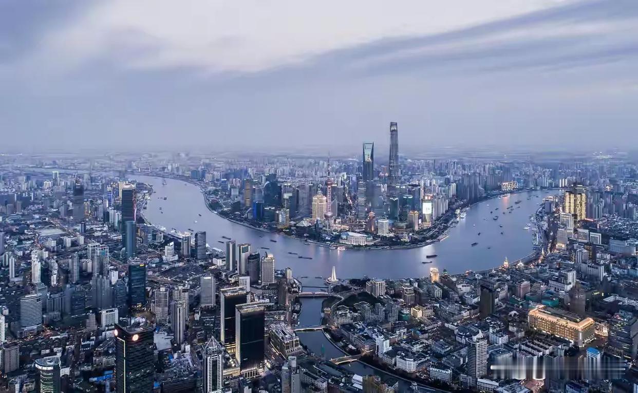 中国十大中心城市的GDP：1.上海：47218.66亿元2.北京：4