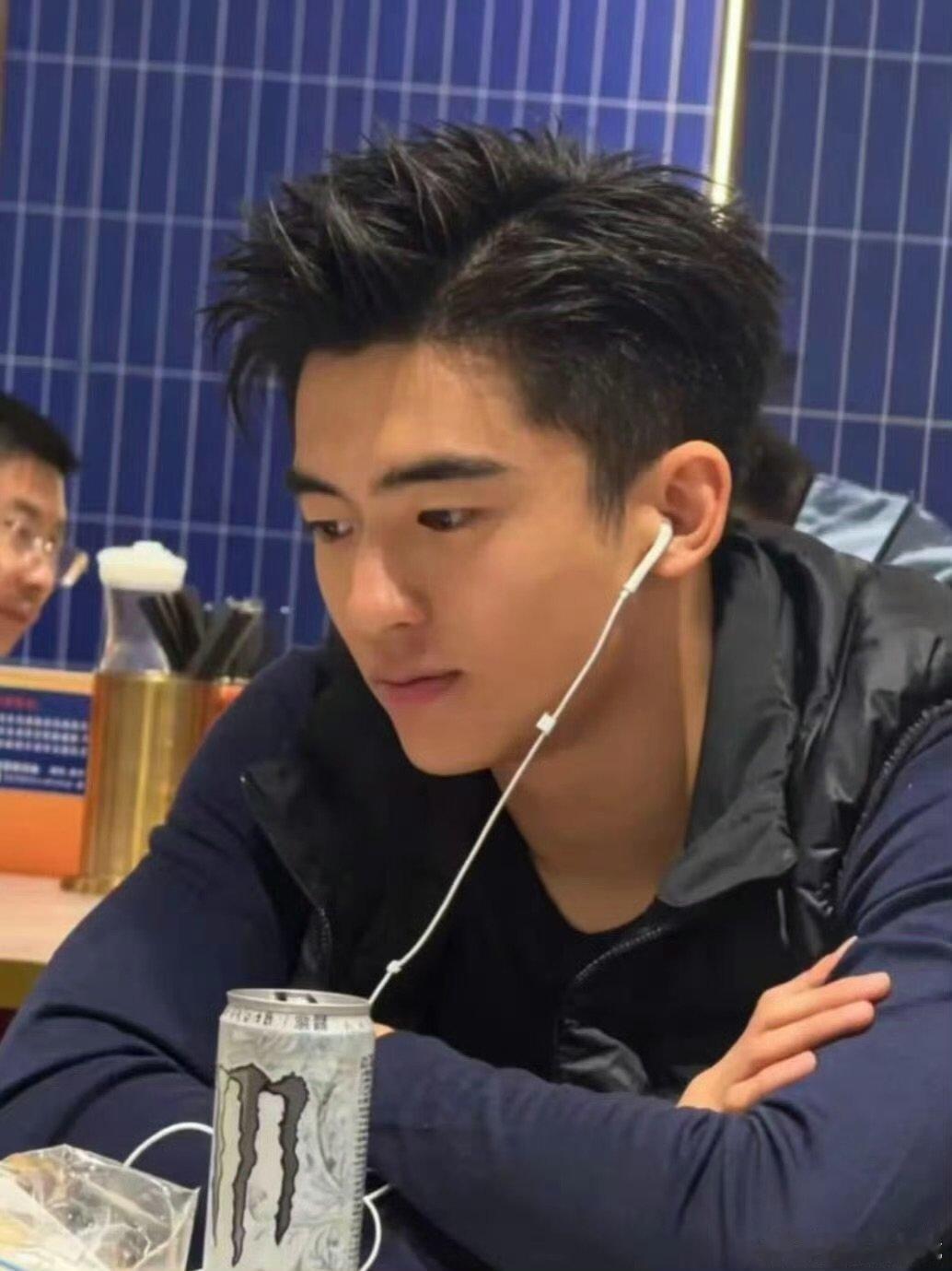 网友给谢霆锋张柏芝大儿子p了新发型有网友偶遇谢霆锋大儿子Lucas，网友自己