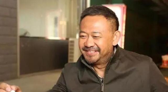 2018年，姜文母亲病逝。去世前2年，母亲拿出一个快撑得要破的牛皮纸信封，交给姜