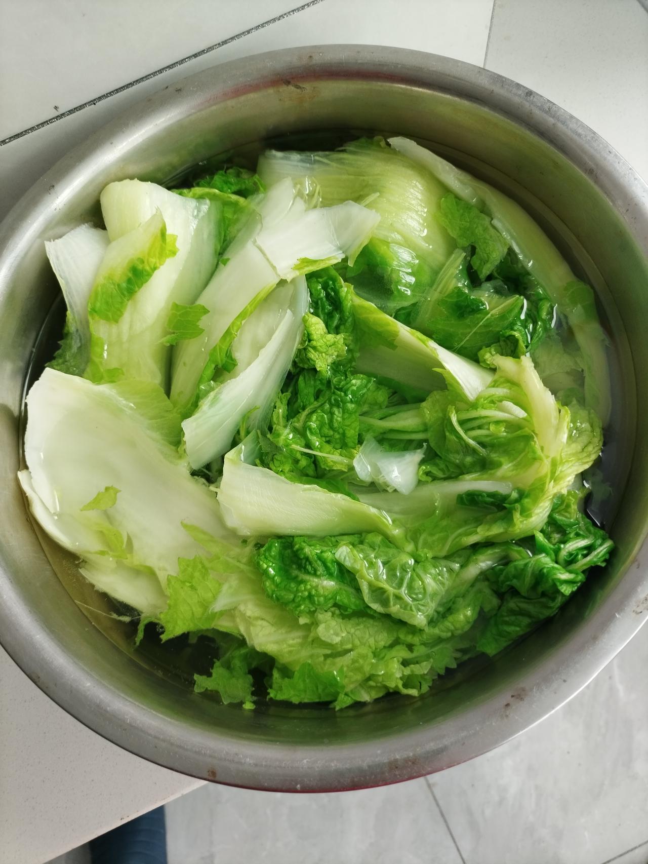 超市的价格儿挺有意思。今天和老伴儿去逛一个小超市。这猪肉5.99元一斤，