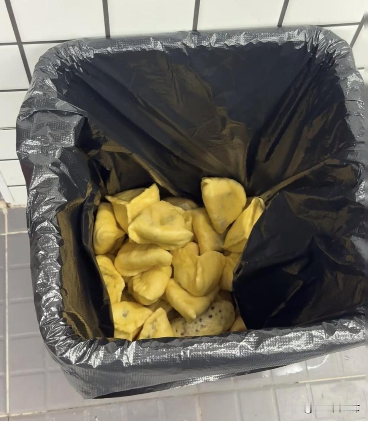 怎么还有这种儿媳妇!令人汗颜……刚才下楼扔垃圾，发现里面垃圾桶里有人扔了一大