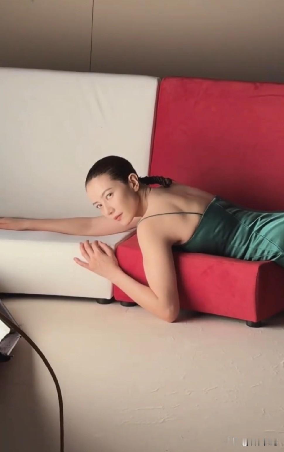 原来高圆圆老在这些地方！穿吊带这虎背熊腰的，背好厚实啊，还有富贵包暴露无遗，手臂