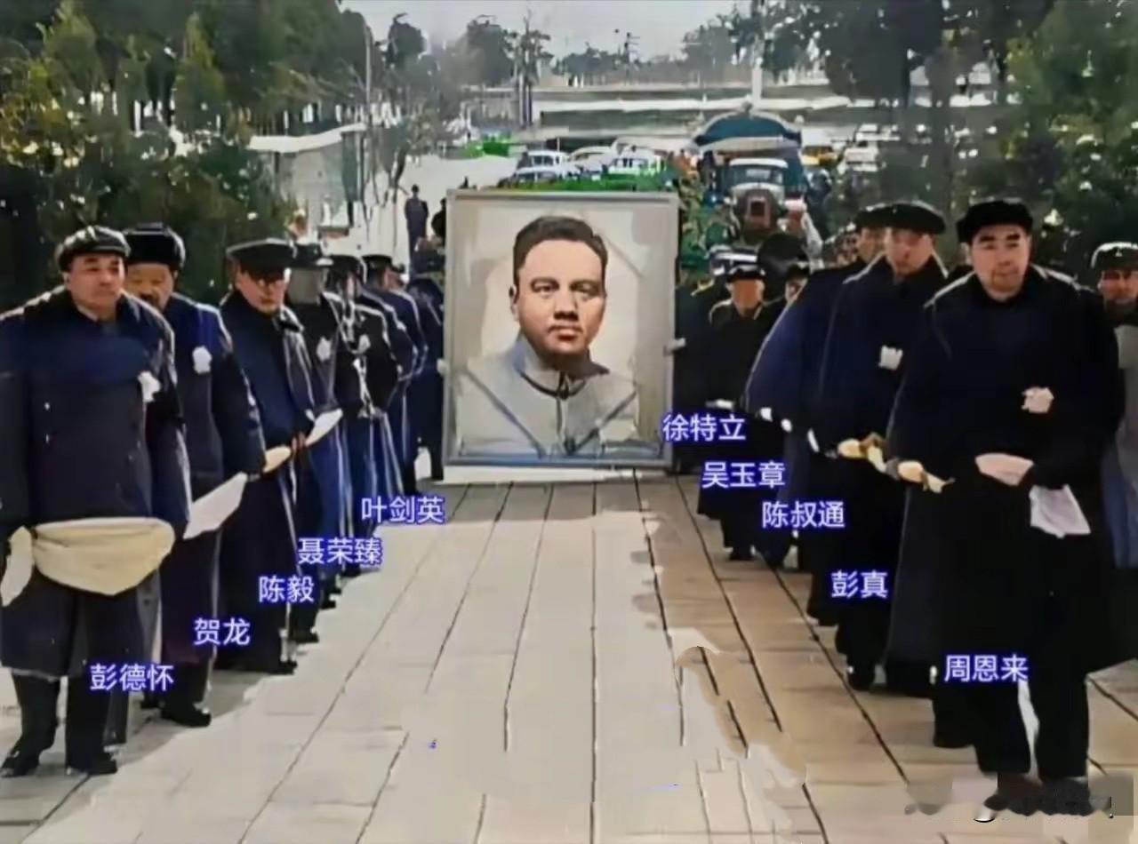 这是1954年的一张老照片！你知道这是谁的葬礼么？看这执绋引灵的队伍，这阵容