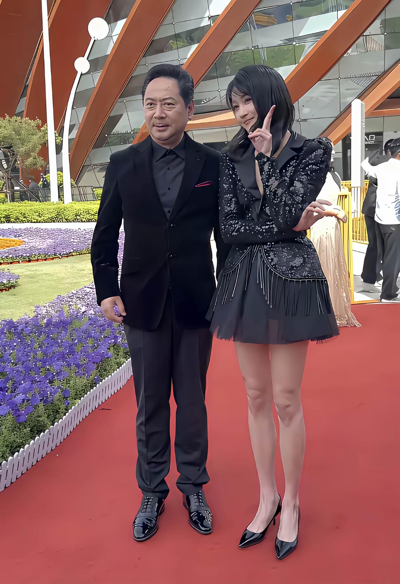 关晓彤无时无刻的，不在秀她那双细长美腿，这身材确实好到美啊。关晓彤