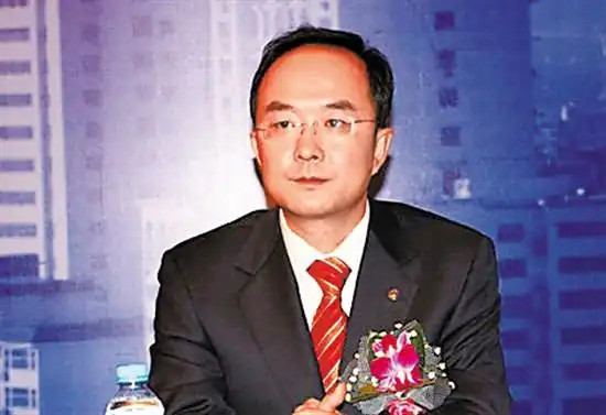 吉利往事《发动机之役：吉利背水一战》2001年夏，宁波的梅雨季黏得让人喘不过
