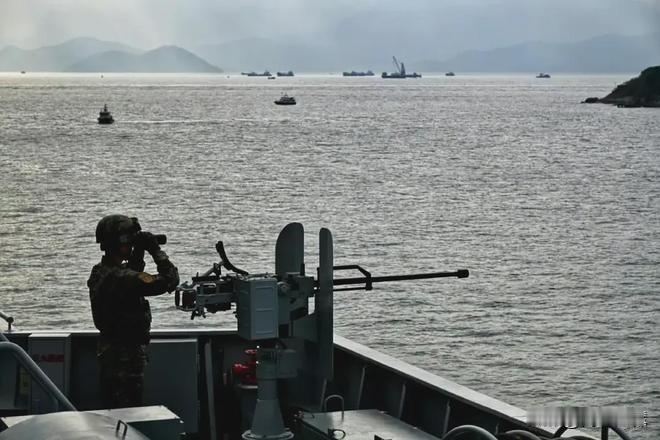 海军大实话：为啥现代化军舰也得扛“老式机枪”？很多朋友在看新闻时可能注意到了