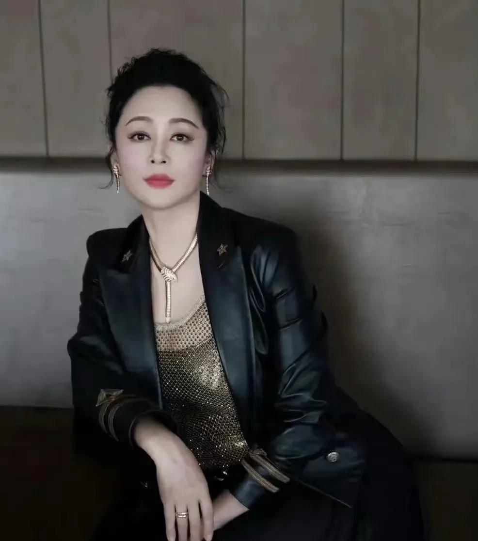 陈红太美啦！一双迷人的大眼睛，太美啦！皮肤白皙透亮，浑身充满着光芒！陈红眼睛