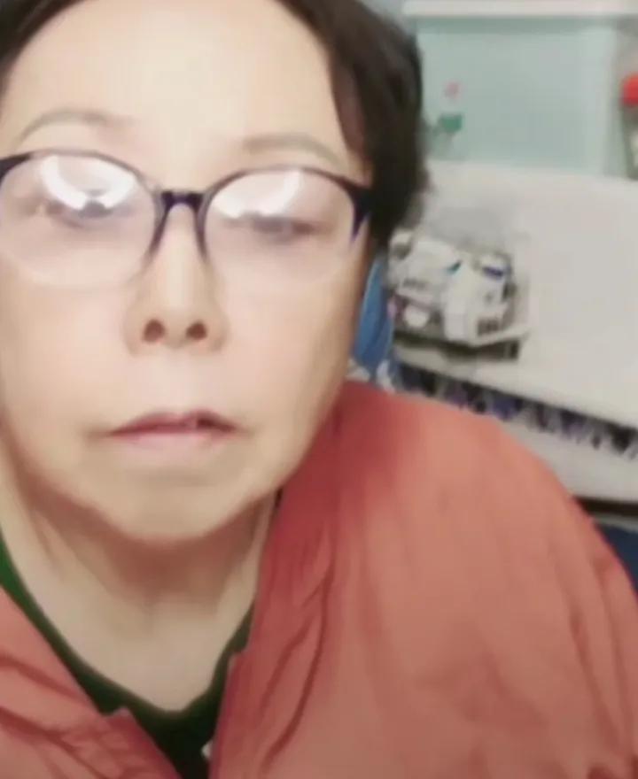 这大半夜看一眼得吓醒。老太太直播的时候，也不看看镜头里自己什么样吗？而且离镜