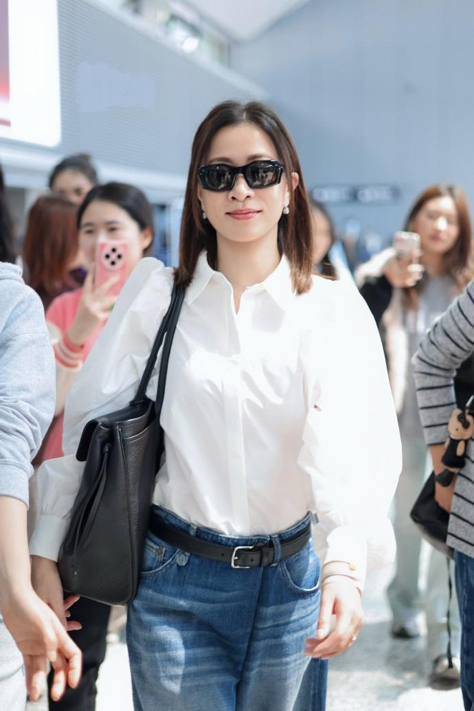 今天佘诗曼现身机场，她这次搭配的非常靓丽，看上去也格外的显年轻。她上身穿白色