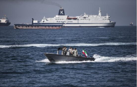 又有美国人的身影？2025年12月24日，伊朗再度扣押装有“走私燃料”的油轮！致