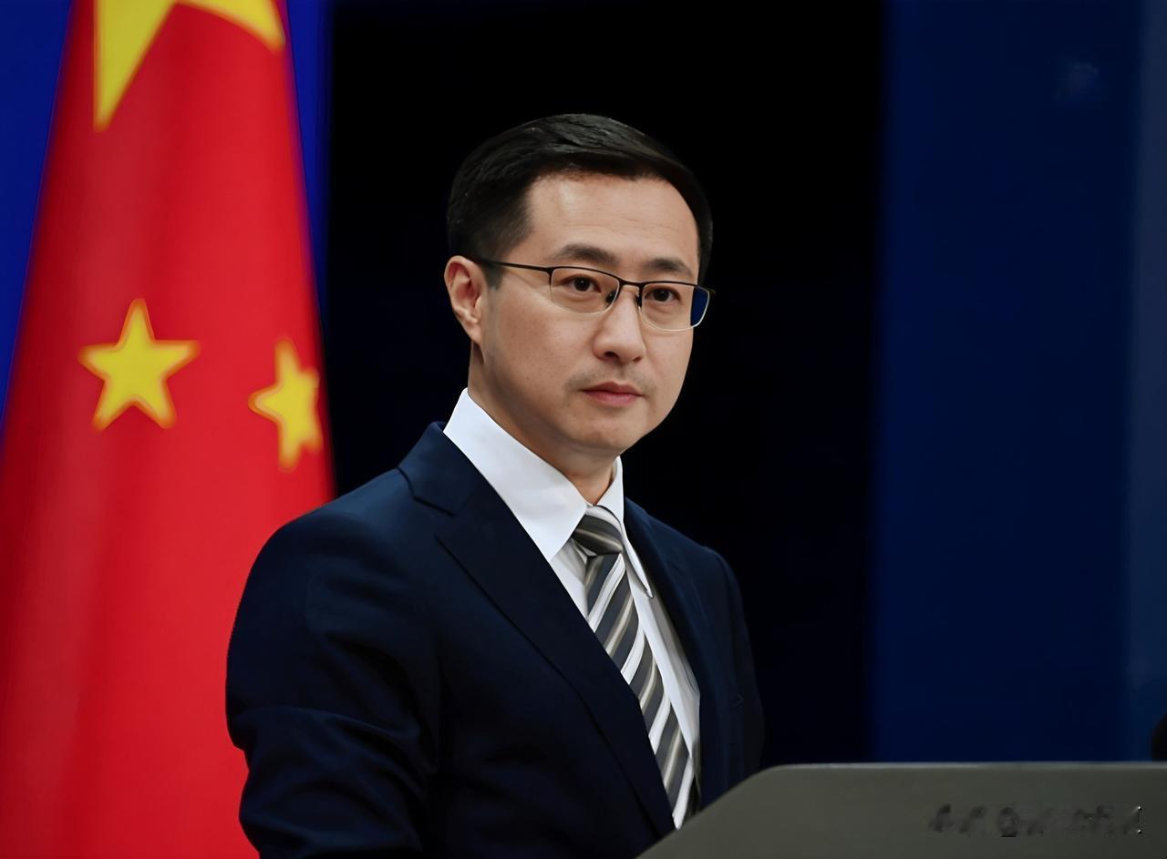 外交部直接点名菲律宾国防部！最近菲律宾在南海接连碰壁之后，又换了新的炒作套路