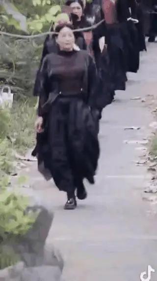 可太气派了！这是要急着往哪里赶呀？如果你看到最后，就会发现只有最后一位手里提着