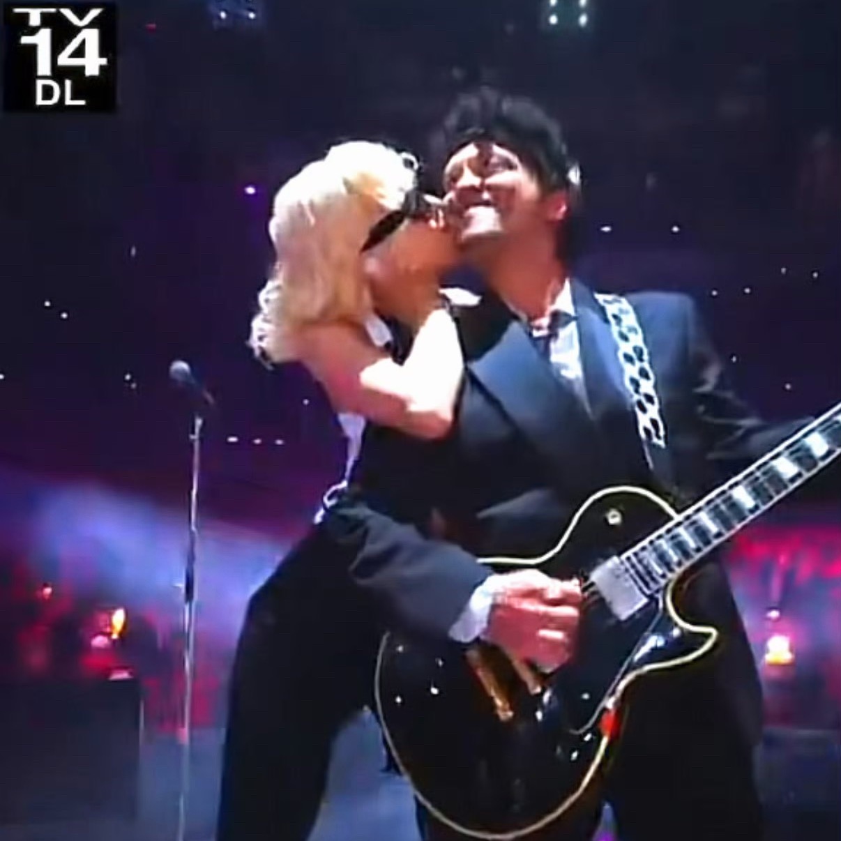 我请问呢？这是真亲了？？？这他吗火星哥脸再歪一点都亲到嘴了吧