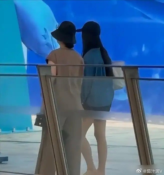 李湘海边带娃暴瘦衣大，王诗龄猛长身高压过亲妈，母女同框反差太惊人​