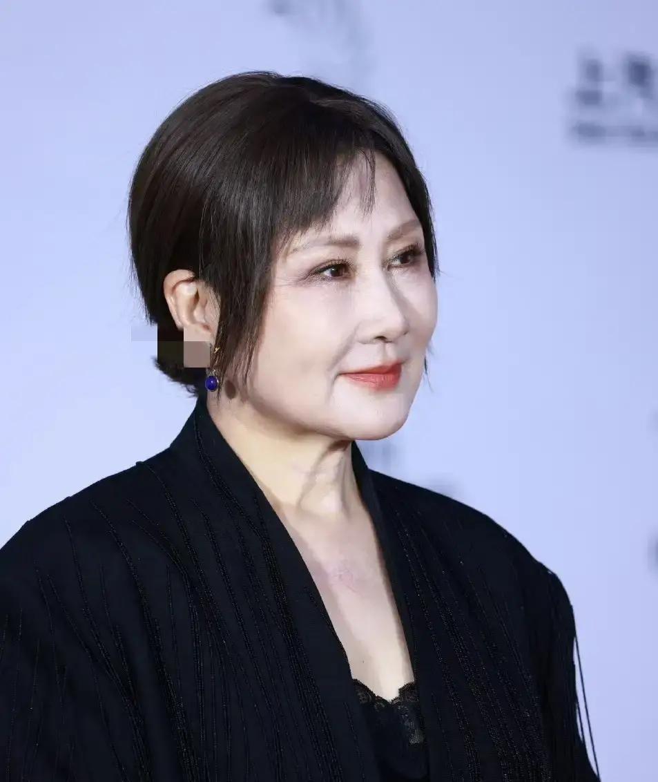 59岁的张凯丽，正在红毯上完成一场“报复性浓妆”。别再只讨论她妆太浓。这是一