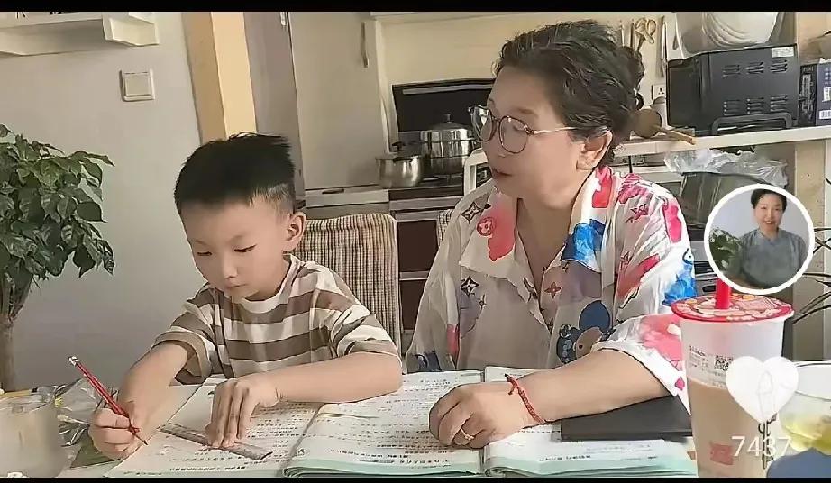 老杜扮成老知识分子的样子给楷楷辅导作业杜新枝曾被拍到在短视频中以“老知识分子