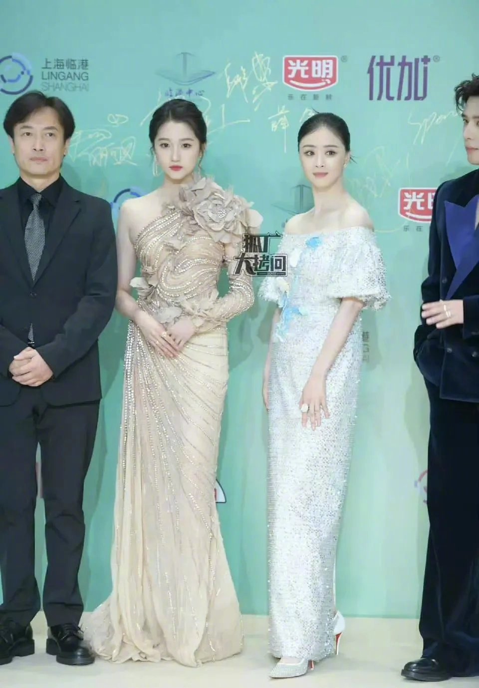 其实我觉得头小＋大骨架很完美啊，脸不显胖又能撑起衣服，怎么一刷到蒋欣就是在减肥[