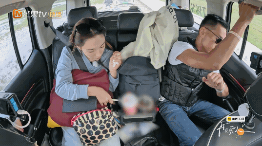 李施嬅看出车崇健挂脸了救命！车崇健这脸变得比翻书还快🤯喝咖啡蹭脏李施嬅的包，