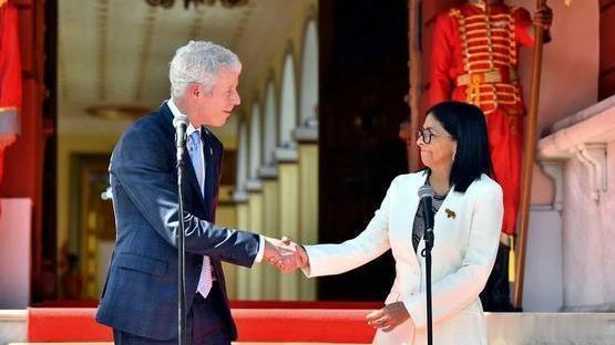 《委内瑞拉给了中国一个说法。委内瑞拉敲定65亿桶石油开采权交由美方运营之后，终于向最大债权方中国》正