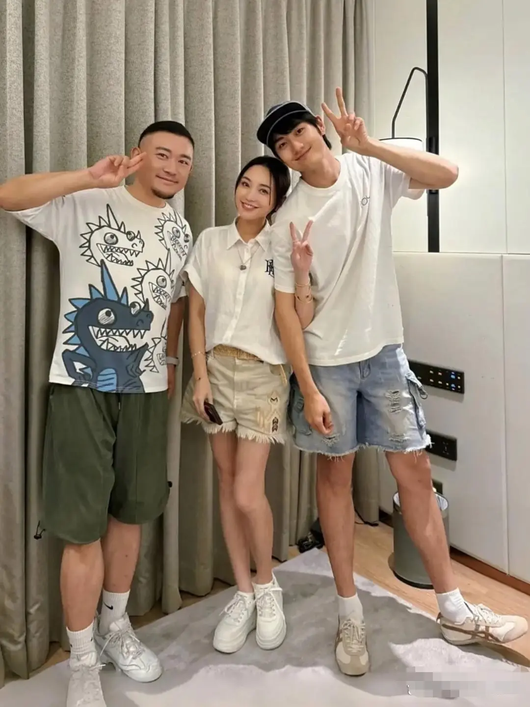 金莎和小男友，一点儿也看不出来差20岁。
