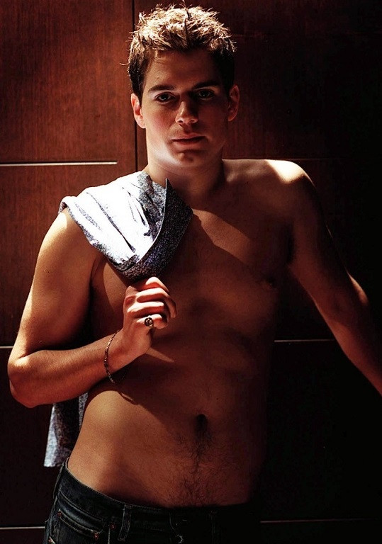 年轻时亨利·卡维尔，这一套拍得真的很像那啥影星