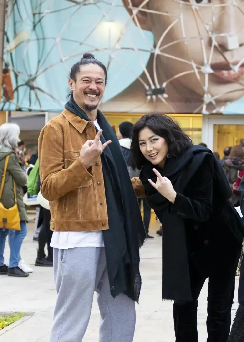 幸亏他娶了赌王的千金，不然早就没命了。陈子聪是赌王千金何超仪的丈夫，近10年以
