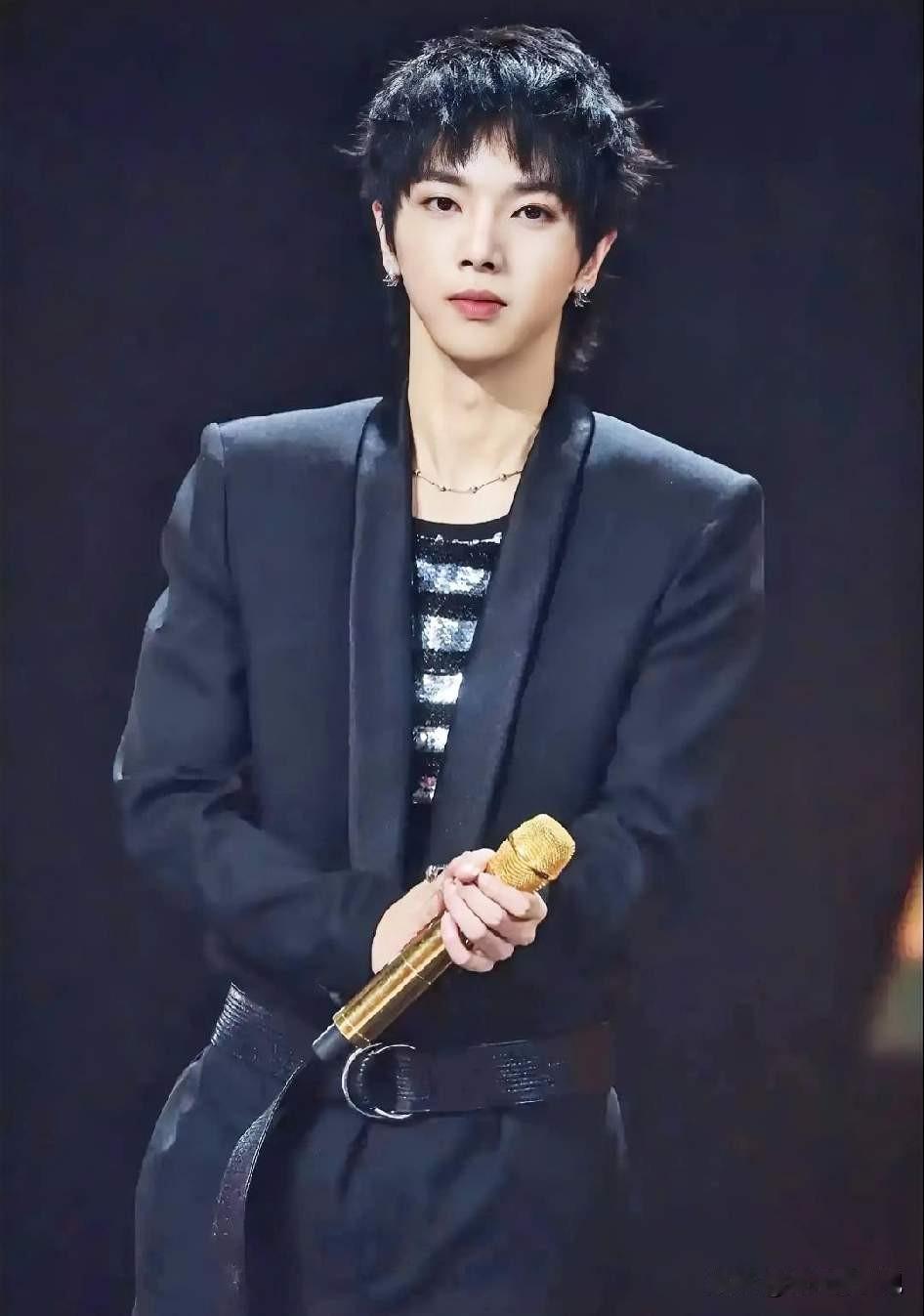 真没法用常规眼光看华晨宇，他太特别了。按理说顶流歌手都往讨喜的路上奔，谁不尽