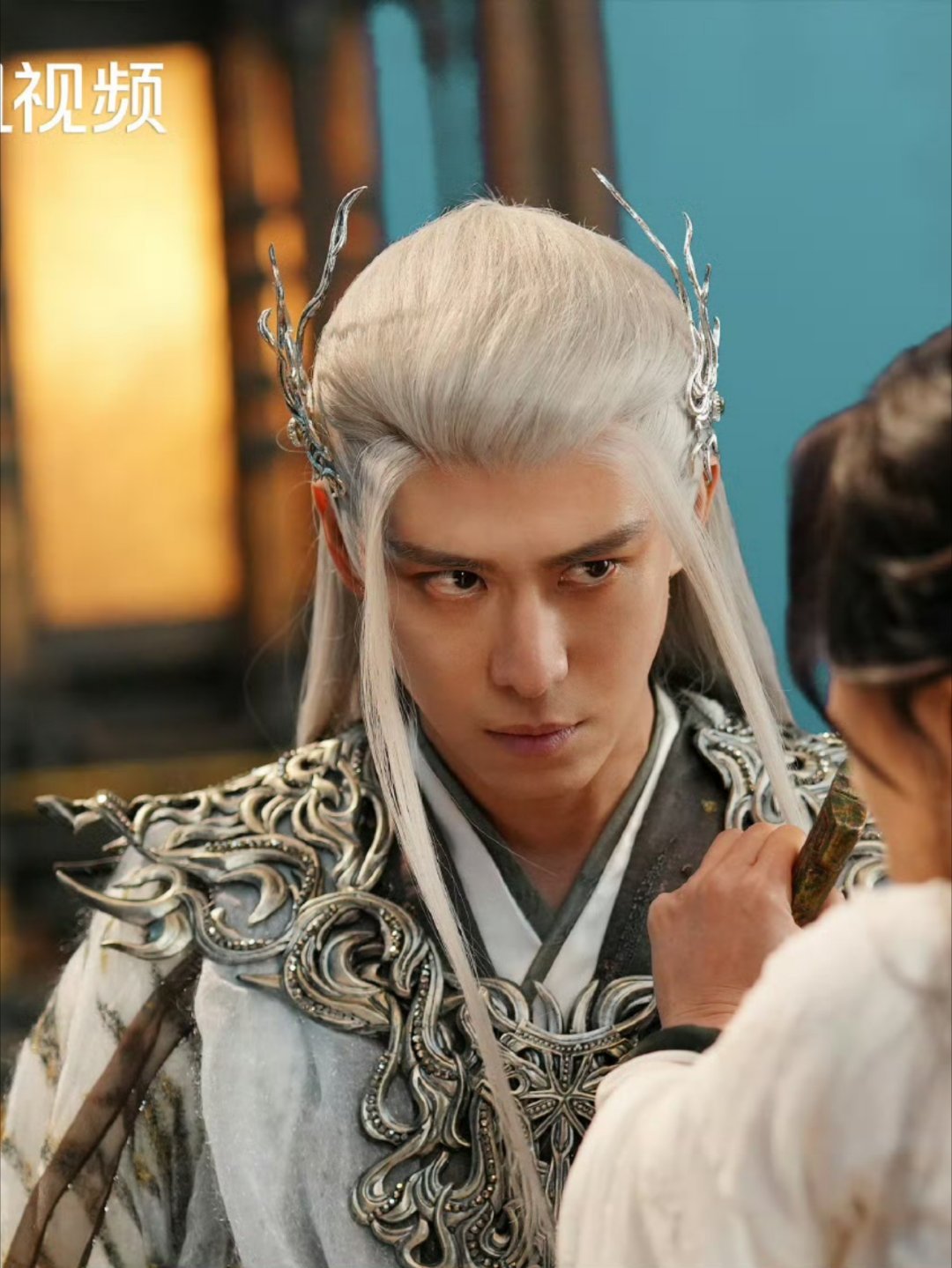 《白日提灯》剧情故事的世界观，特效以及服化道，都属top级别，它甚至对小人物的刻