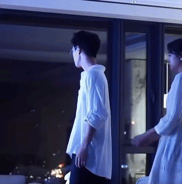 关晓彤，有点虚伪了，嘴里质疑导演安排如此亲密的戏，手上却自然的把李昀锐搂的更紧，