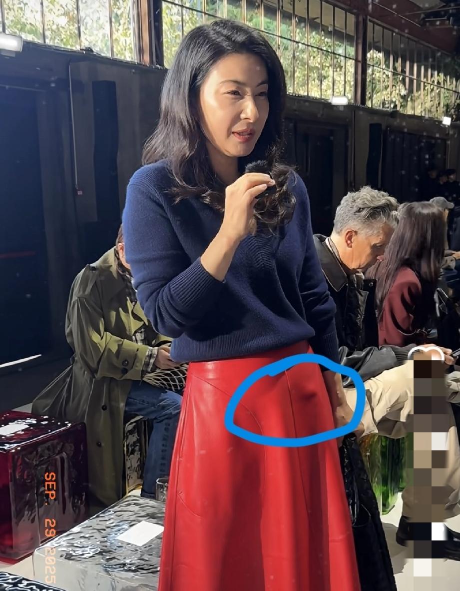 郭晶晶腰挺不直我忍了，不爱打扮我也忍了，忍不了的是她在参加活动时，竟