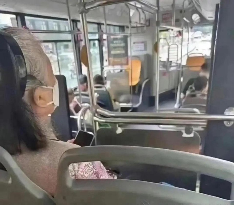 公交车上看到的我自闭了​