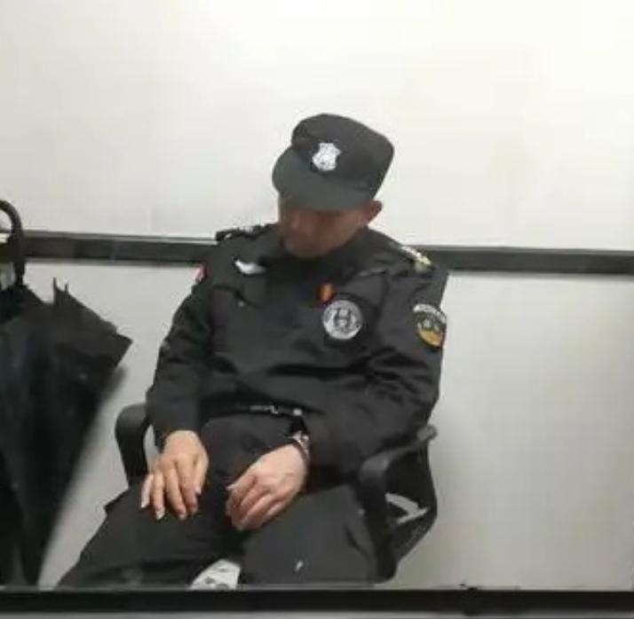 前几天我们这里新来了一个保安，他来了就要求上夜班，结果他上夜班就是为了能睡觉。班