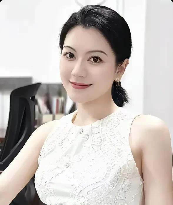 白衣如雪，笑靥如花。