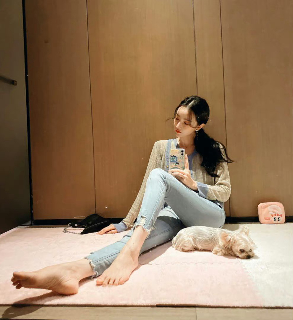 陈小纭居家自拍想当姐姐身边趴着那一条