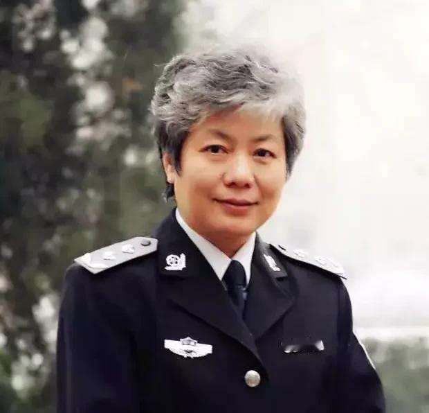 李玫瑾说：“与人聊天，少说自己的孩子。如果孩子表现不好，通过你的嘴说出去了，