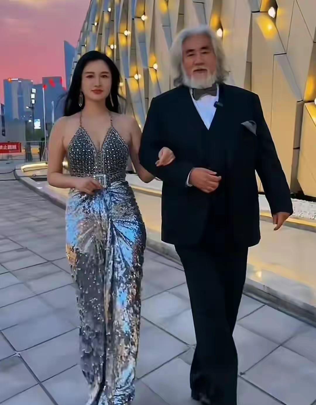 年到古稀导演张纪中快被第二个媳妇（前妻），快被第三个媳妇杜星霖给折腾稀了。第二个