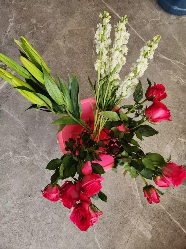 买来的鲜花怎样醒花刚买来的鲜花需要醒花才能使开花时间长些。那么怎么醒花呢