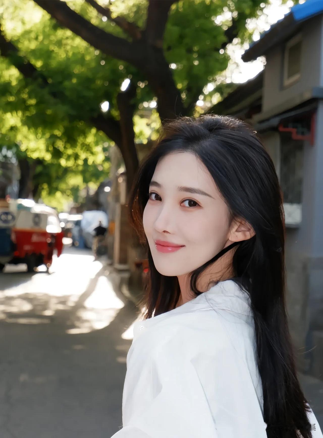 阳光洒落，漫步在绿意盎然的街道上，感受生活的美好。🌞🌿💃