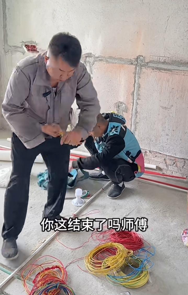 女子装修房子包工包料水电安装完成后，包工头准备把剩下的电线和塑料管打包，岂料这时