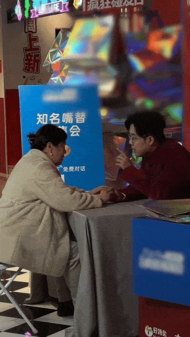 土豆签售会签的竟然是购物袋土豆签售会玩出新花样！签购物袋画风喜人，袋子带金句实