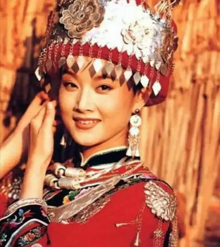 1996年，宋祖英亲手把年仅18岁的保姆送进监狱，判了12年！没人想到，这个在舞