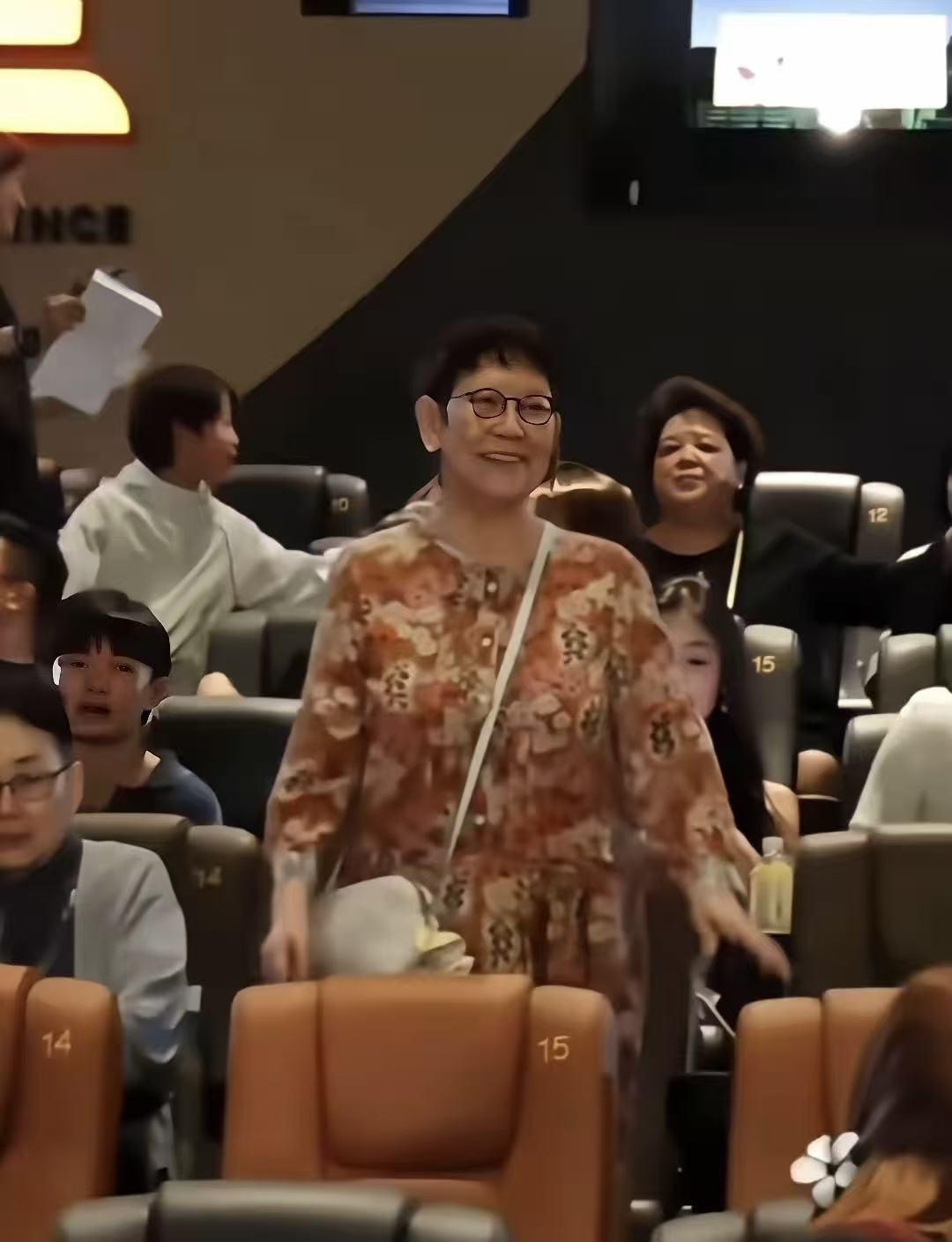 周星驰香港谢票路演后台花絮曝光！太意外了，后台处，周星驰的妈妈凌宝儿被观众和