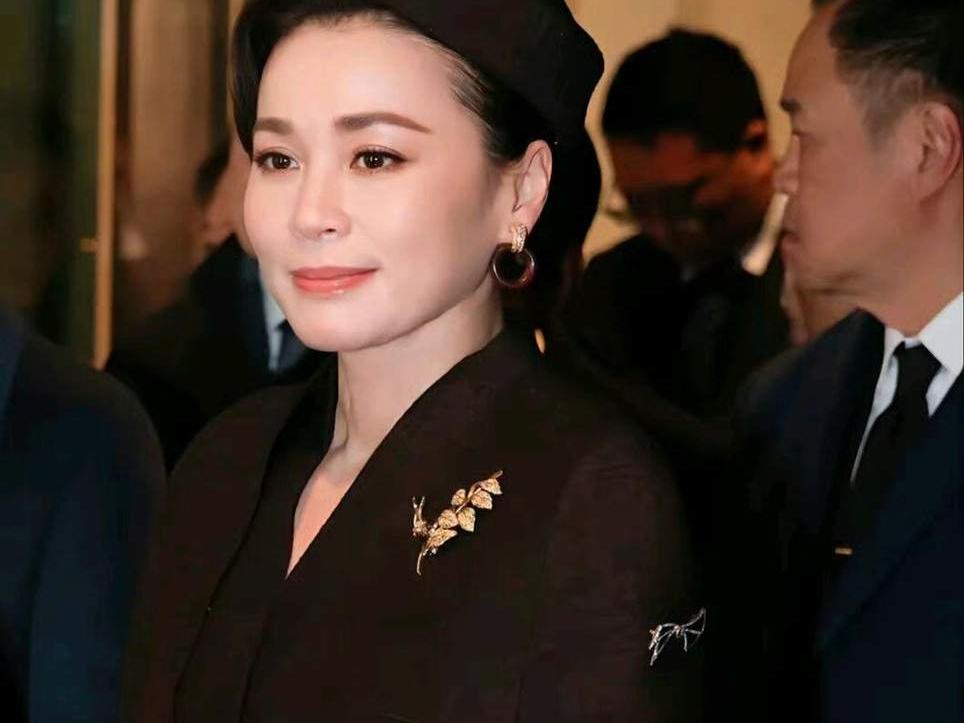泰王室宫斗的赢家，还得看苏提达！为何？因为她赢了全局！赢了泰王的心和信任！