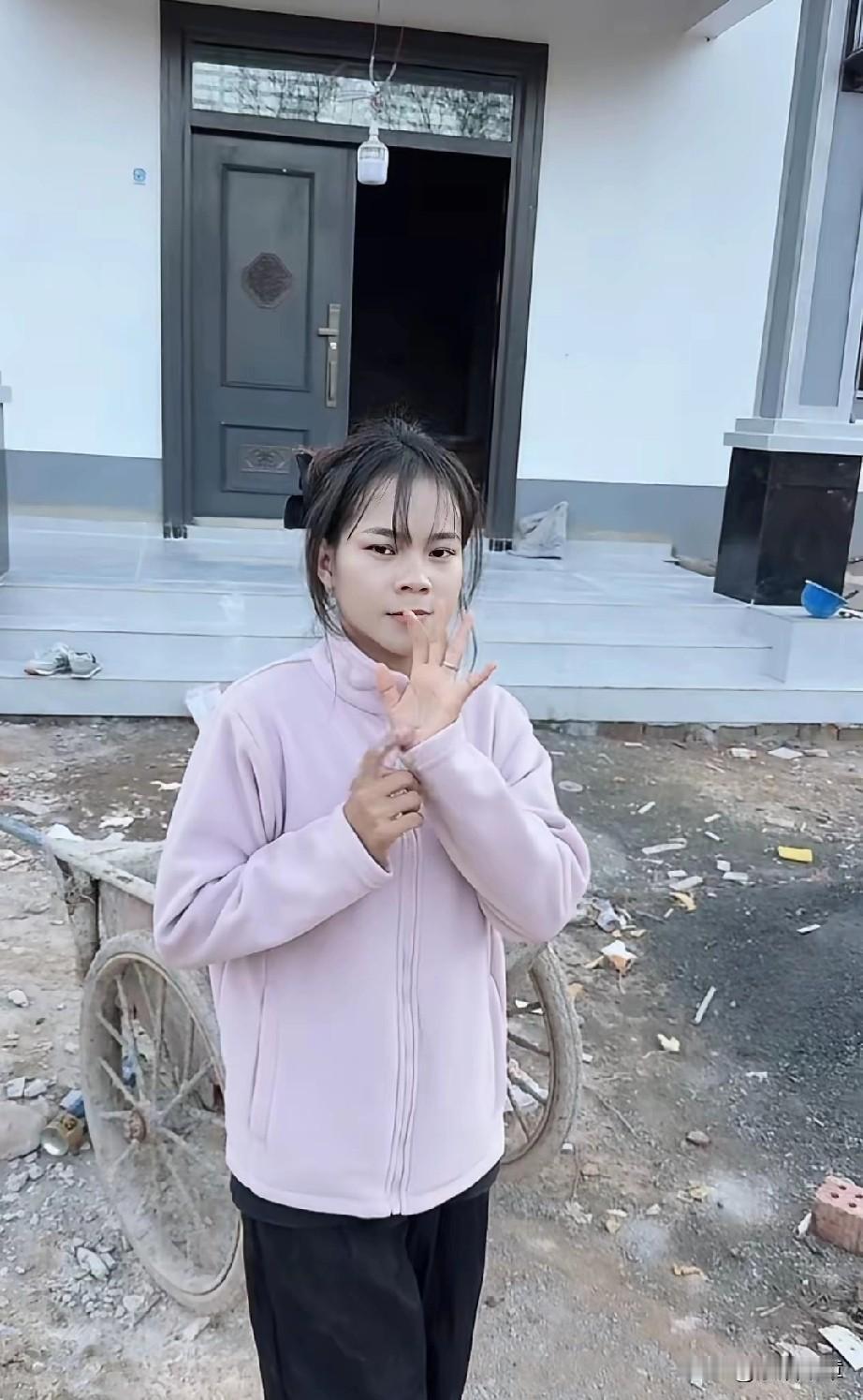 小陈火了，因为他在老挝盖房子，给丈母娘盖，粉丝们觉得他行。他丈母娘家在八家村