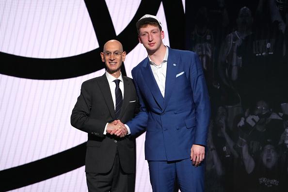 本·萨拉夫在2025年NBA选秀中被篮网队以第26顺位选中。这位身高6英尺6英