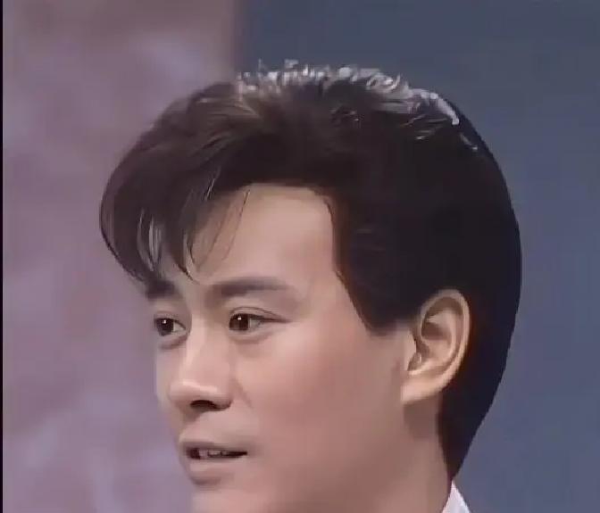 提起郑少秋，你脑海里立刻浮现那个一丝不乱的发型。但你知道吗？这个发型，他戴了