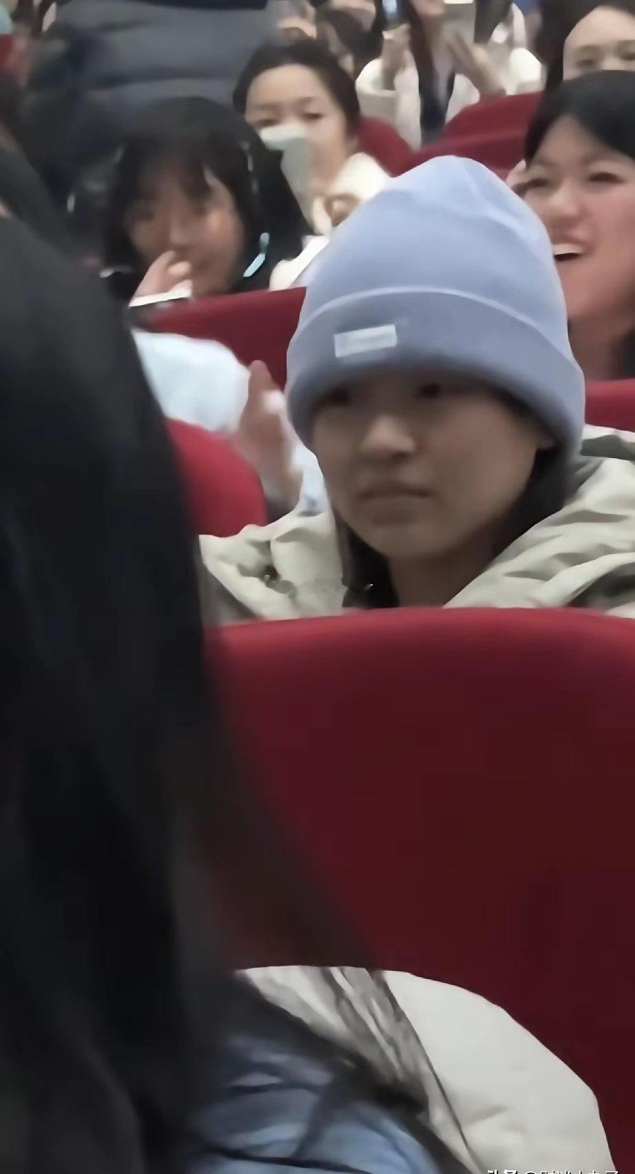 全红婵在剧场没笑，被网暴了。他们说她冷脸、耍大牌。因为她没在别人的话剧