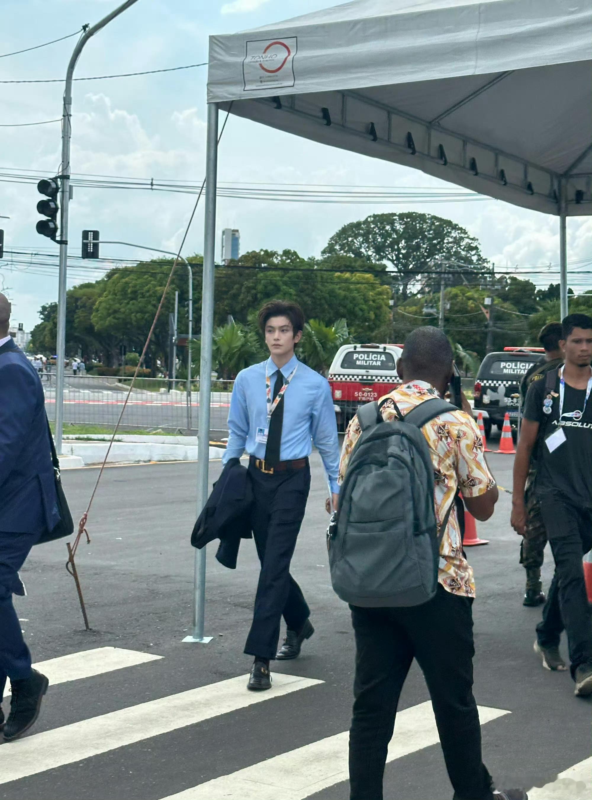 网友联合国气候大会门口偶遇丁禹兮，这优越的比例和颜值，随手一拍就是神图！