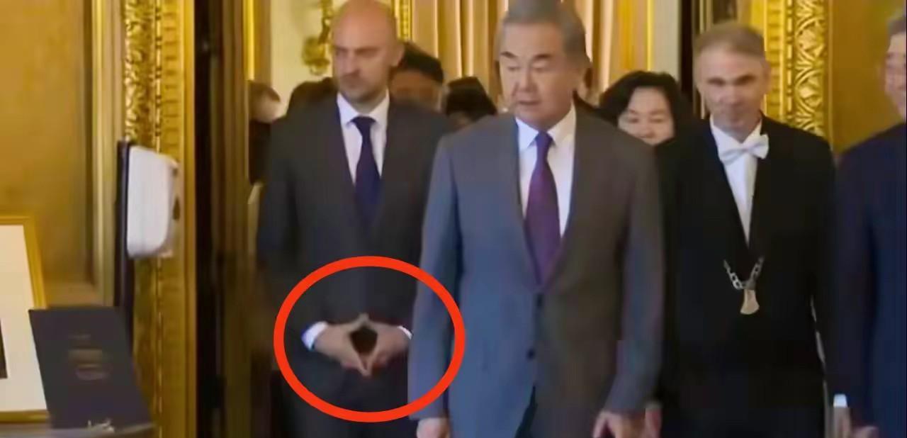 大家有没有注意到，法国外长跟在后面，一直偷偷的做这个手势是什么意思？我清楚的记