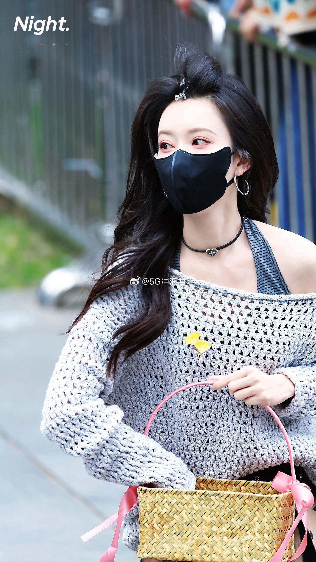 孟子义hi6上班发礼物孟子义真的把剧宣玩明白了，不是硬广是很有创意的安利。举牌